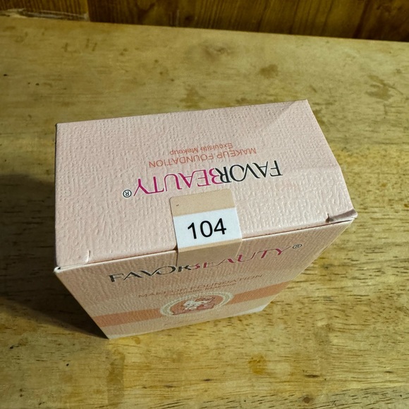 Favor Beauty Hello Kitty Foundation 104 Neutral - Picture 5 of 5